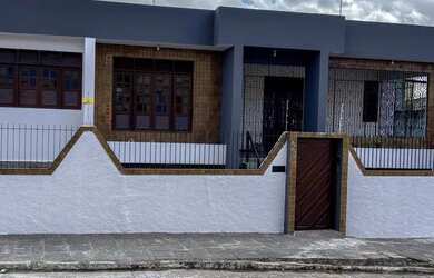 Imagem: A casa possui 4 Dormitórios, 4 Banheiros, 5 Vagas na garagem