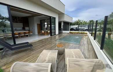 Imagem: A casa em condomínio possui 4 Dormitórios, 5 Banheiros, 3