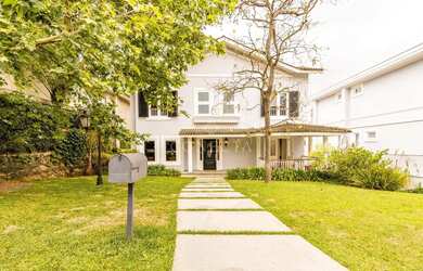 Imagem: A casa possui 4 Dormitórios, 5 Banheiros, 4 Vagas na garagem