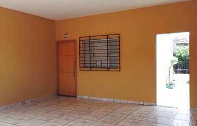 Imagem: A casa possui 2 Dormitórios, 1 Banheiro, 2 Vagas na garagem