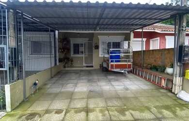 Imagem: A casa possui 2 Dormitórios, 1 Banheiro, 2 Vagas na garagem