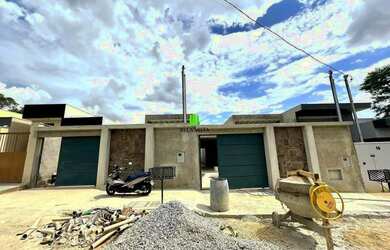 Imagem: A casa possui 3 Dormitórios, 2 Banheiros, 3 Vagas na garagem