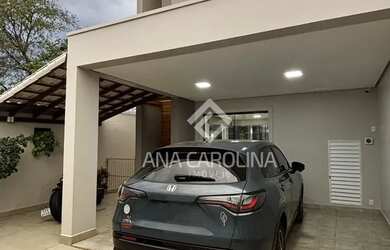 Imagem: A casa possui 3 Dormitórios, 1 Banheiro, 2 Vagas na garagem