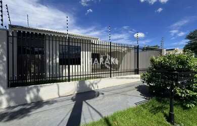 Imagem: A casa possui 3 Dormitórios, 3 Banheiros, 2 Vagas na garagem