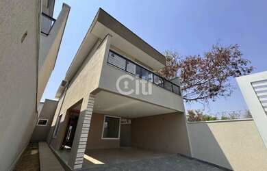 Imagem: A casa possui 3 Dormitórios, 1 Banheiro, 2 Vagas na garagem