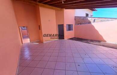 Imagem: A casa possui 3 Dormitórios, 2 Banheiros, 2 Vagas na garagem