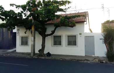 Imagem: A casa possui 3 Dormitórios, 2 Banheiros, 3 Vagas na garagem