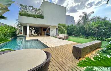 Imagem: A casa em condomínio possui 4 Dormitórios, 3 Banheiros, 5