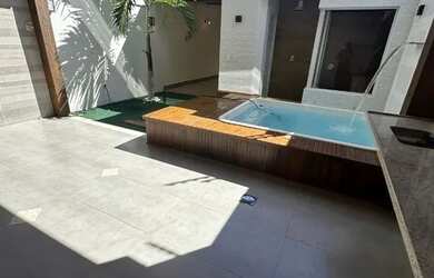 Imagem: A casa possui 4 Dormitórios, 3 Banheiros, 2 Vagas na garagem