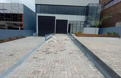 Imagem: O depósito possui 5 Vagas na garagem, 1.244m² de Área e