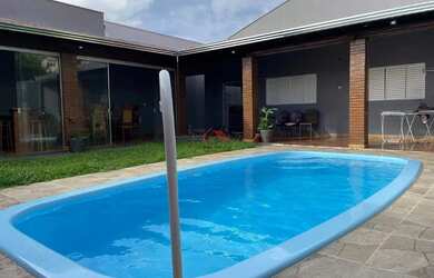 Imagem: A casa possui 1 Dormitório, 3 Banheiros, 2 Vagas na garagem