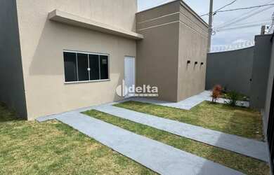 Imagem: A casa possui 3 Dormitórios, 2 Banheiros, 2 Vagas na garagem