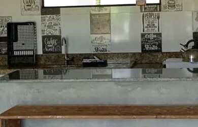 Imagem: A casa possui 1 Dormitório, Acomodam 5 pessoas, 1 Vaga na garagem