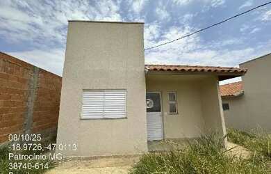 Imagem: A casae possui 2 Dormitórios, 1 Banheiro, 200-0m² de Área