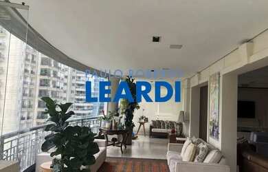 Imagem: O apartamento possui 4 Dormitórios, 4 Banheiros, 5 Vagas na