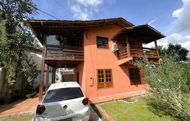 Imagem: A casa possui 4 Dormitórios, 3 Banheiros, 2 Vagas na garagem