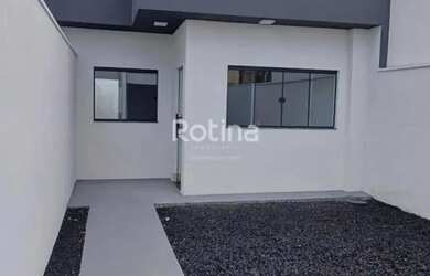 Imagem: A casa possui 3 Dormitórios, 2 Banheiros, 4 Vagas na garagem