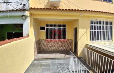 Imagem: A casa possui 3 Dormitórios, 1 Banheiro, 1 Vaga na garagem