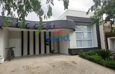 Imagem: A casa possui 3 Dormitórios, 2 Banheiros, 4 Vagas na garagem