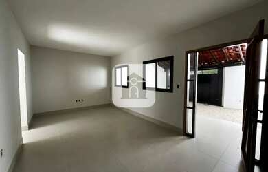 Imagem: A casa possui 3 Dormitórios, 1 Banheiro, 2 Vagas na garagem