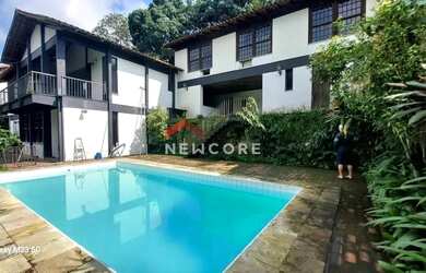 Imagem: A casa possui 5 Dormitórios, 3 Banheiros, 3 Vagas na garagem