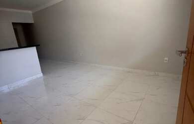 Imagem: A casa possui 2 Dormitórios, 2 Banheiros, 2 Vagas na garagem