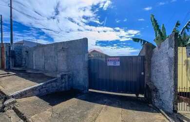 Imagem: A casa possui 3 Dormitórios, 1 Banheiro, 2 Vagas na garagem