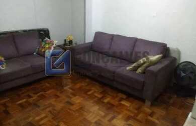 Imagem: A casa possui 4 Dormitórios, 1 Banheiro, 5 Vagas na garagem