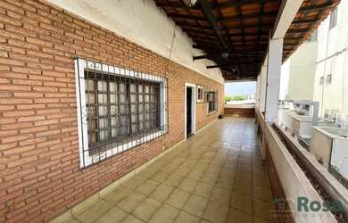 Imagem: A casa possui 3 Dormitórios, 4 Banheiros, 444m² de Área e