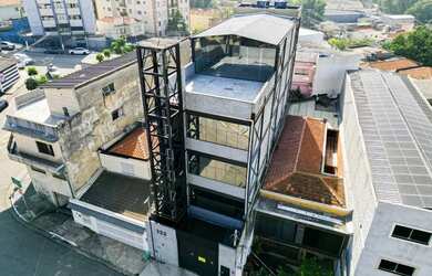 Imagem: O depósito possui 5 Vagas na garagem, 909m² de Área e está