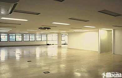 Imagem: O depósito possui 5 Vagas na garagem e 517m² de Área e está