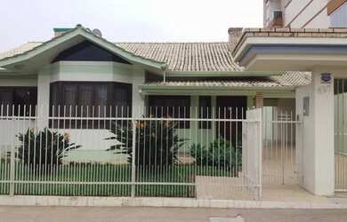 Imagem: A casa possui 3 Dormitórios, 3 Banheiros, 2 Vagas na garagem