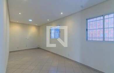 Imagem: A casa possui 2 Dormitórios, 1 Banheiro, 1 Vaga na garagem