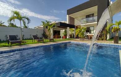 Imagem: A casa em condomínio possui 5 Dormitórios, 5 Banheiros, 2