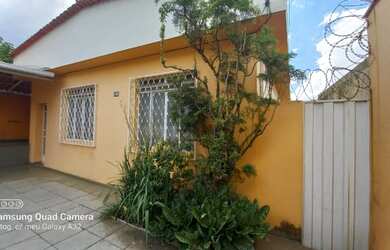 Imagem: A casa possui 3 Dormitórios, 2 Banheiros, 4 Vagas na garagem