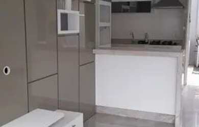 Imagem: A casa possui 3 Dormitórios, 1 Banheiro, 2 Vagas na garagem