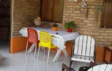 Imagem: A casa possui 4 Dormitórios, 4 Banheiros, 2 Vagas na garagem