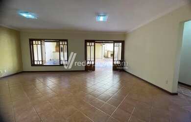 Imagem: A casa possui 4 Dormitórios, 5 Banheiros, 4 Vagas na garagem