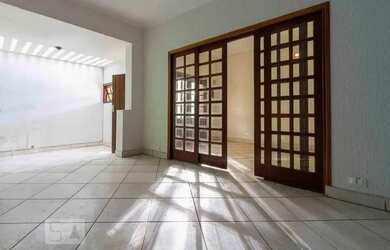 Imagem: A casa possui 3 Dormitórios, 2 Banheiros, 1 Vaga na garagem