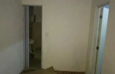 Imagem: A casa possui 1 Dormitório e 1 Banheiro e está localizado