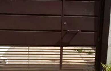 Imagem: A casa possui 2 Dormitórios, 1 Banheiro, 2 Vagas na garagem