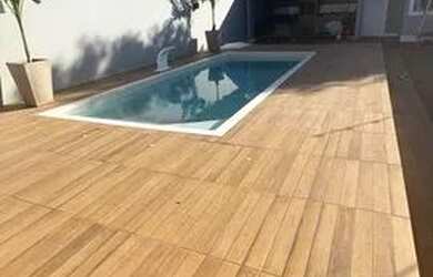 Imagem: A casa possui 3 Dormitórios, 3 Banheiros, 2 Vagas na garagem