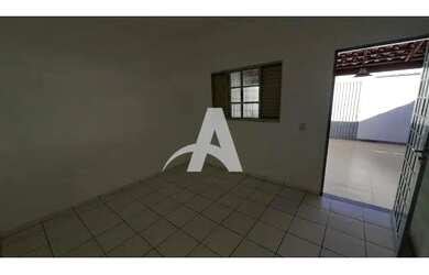 Imagem: A casa possui 3 Dormitórios, 2 Banheiros, 3 Vagas na garagem