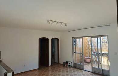 Imagem: A casa possui 3 Dormitórios, 2 Banheiros, 2 Vagas na garagem