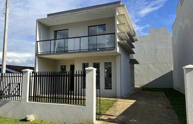 Imagem: A casa possui 3 Dormitórios, 3 Banheiros, 2 Vagas na garagem