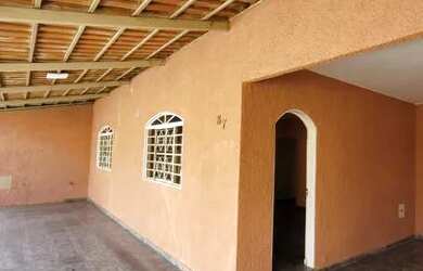 Imagem: A casa possui 4 Dormitórios, 2 Banheiros, 3 Vagas na garagem