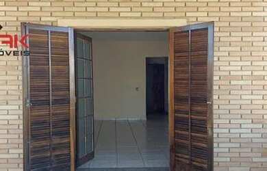 Imagem: A casa possui 3 Dormitórios, 2 Banheiros, 2 Vagas na garagem