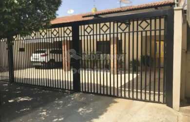 Imagem: A casa possui 3 Dormitórios, 2 Banheiros, 2 Vagas na garagem