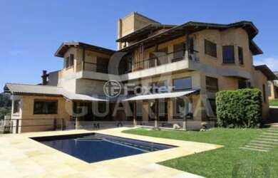 Imagem: A casa possui 5 Dormitórios, 5 Banheiros, 4 Vagas na garagem