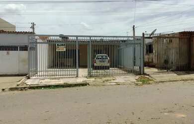 Imagem: A casa possui 3 Dormitórios, 2 Banheiros, 5 Vagas na garagem